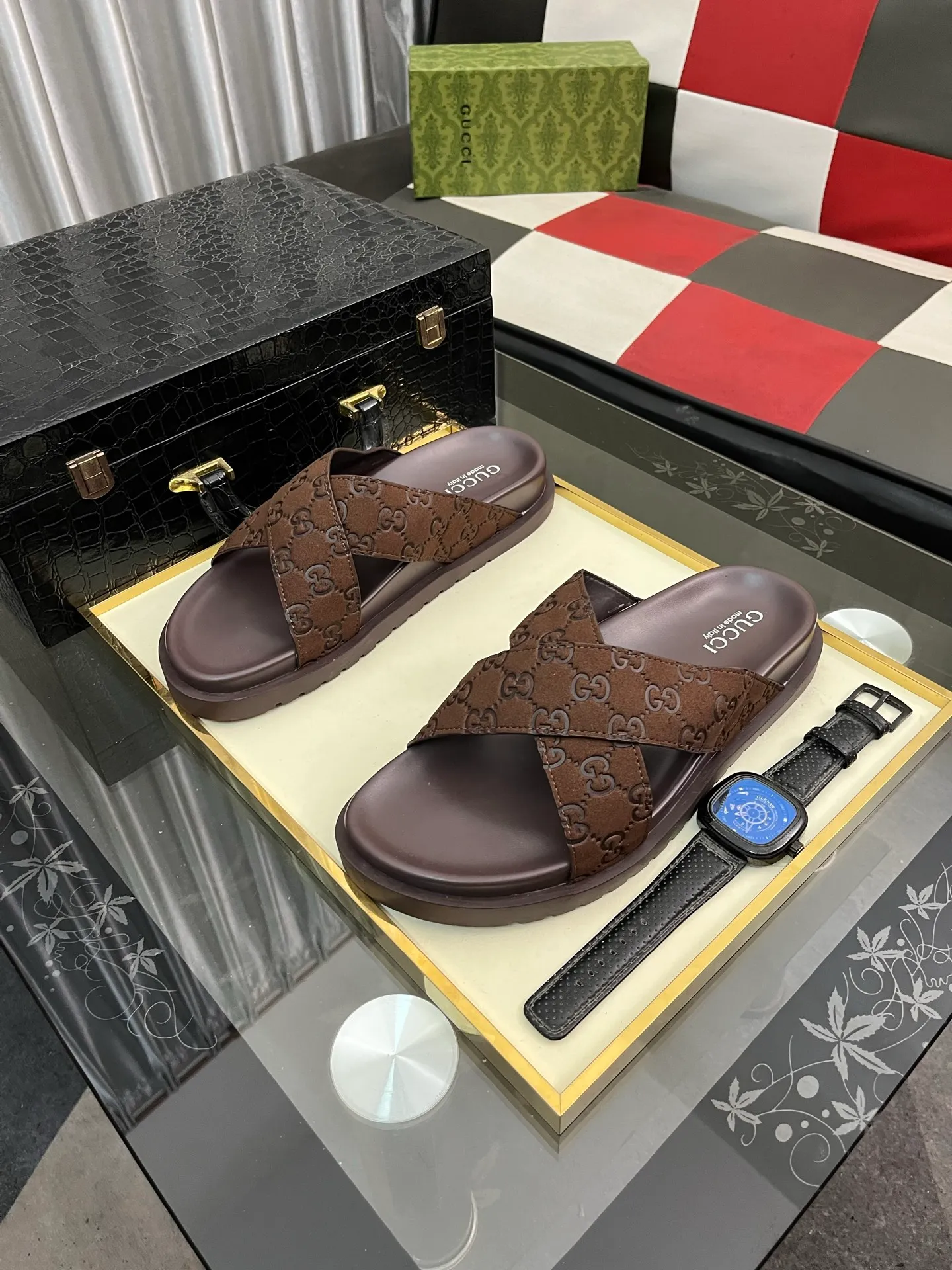 Men's shoes 💰320⌚️⌚️ (gucci-Gucci) New men's slippers, high-end boutique, made of cowhide, with exquisite embossed logo decoration on the upper, fine workmanship, super soft soles, casual, loose and comfortable, a must-have in summer! \nsize：38-44
